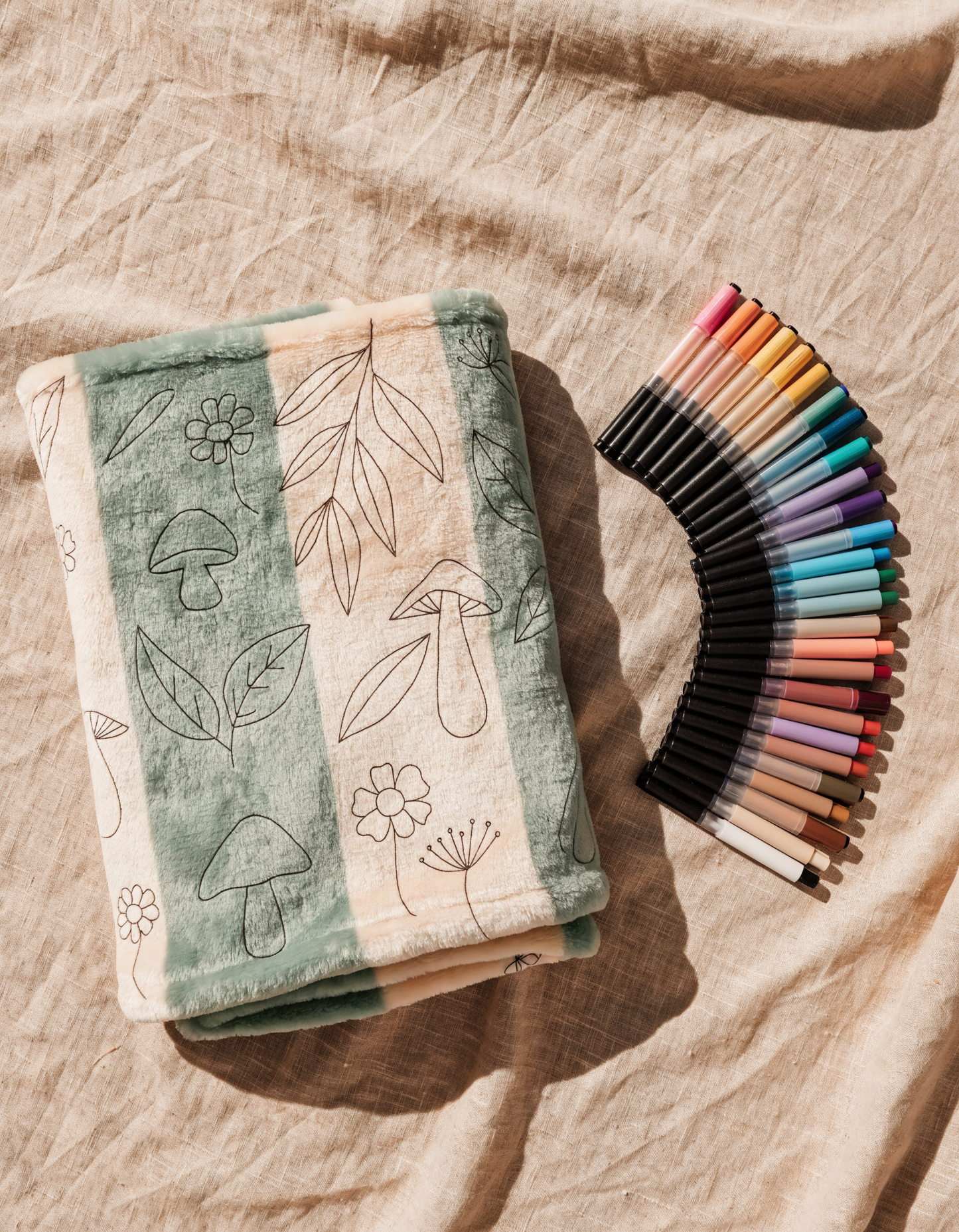 SEVIA Manta Creativa para Colorear doblada con 24 rotuladores